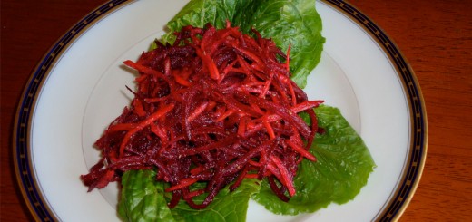 Салат из сырой свеклы и моркови.