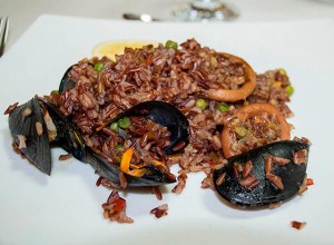 Паэлья из красного риса и морепродуктов